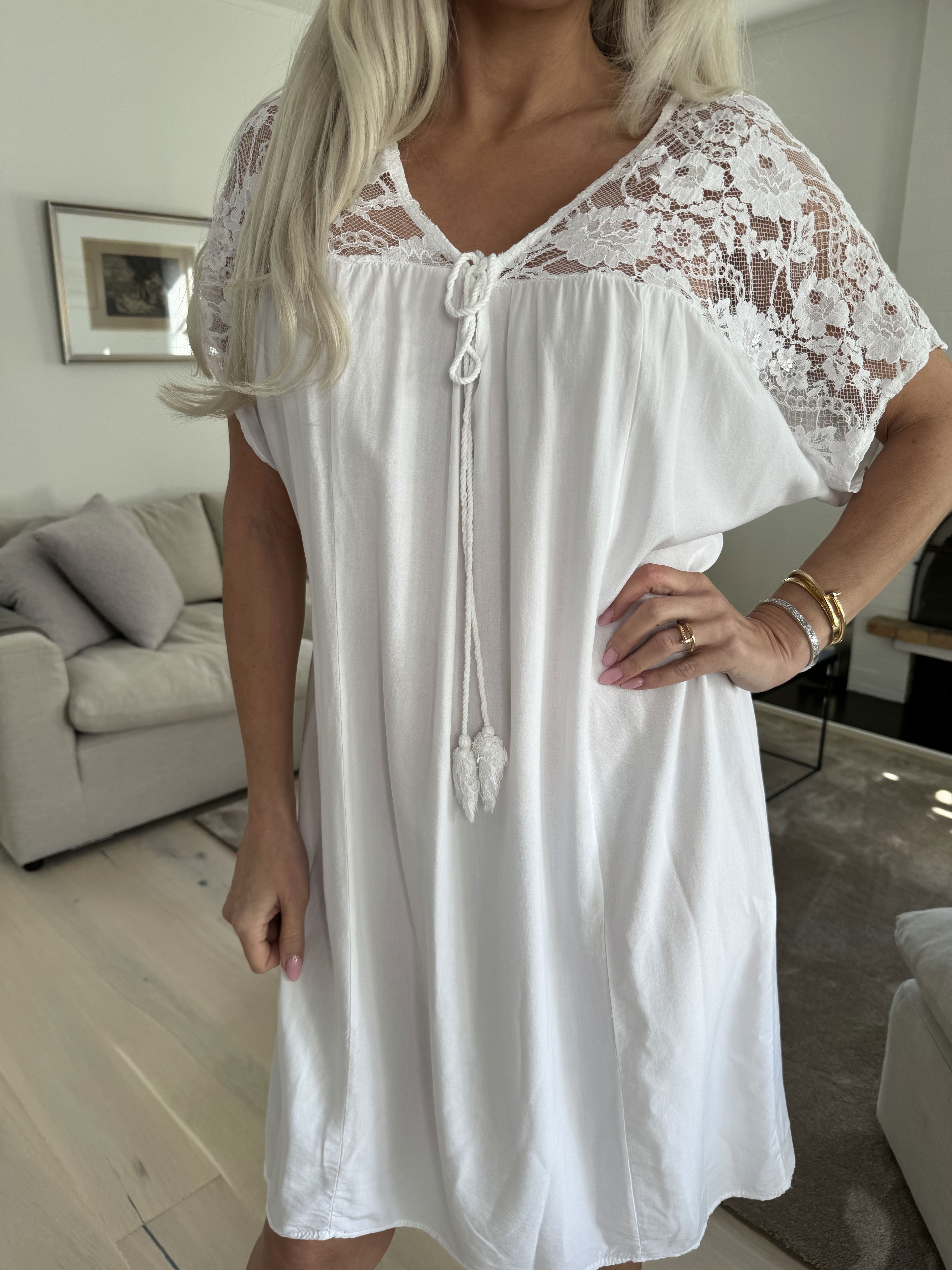 Martina - Söt klänning med spetstopp